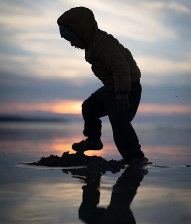 Enfants explorant une plage de Normandie pendant un voyage familial