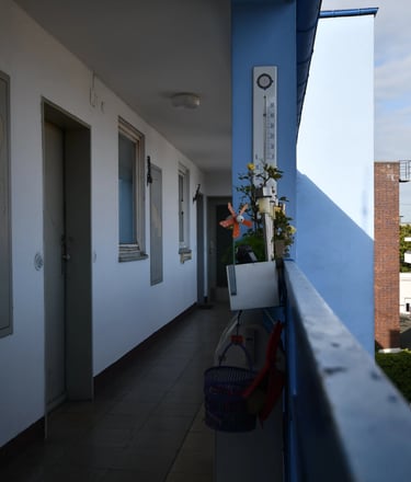 1-Zimmer-Apartment in der Nürnberger Südstadt – Zugang über Laubengang mit Blick auf die Umgebung.