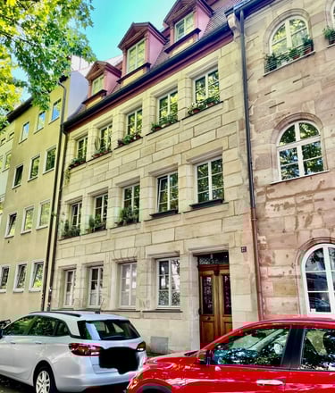 Altbau-Mehrfamilienhaus in zentraler Lage von Nürnberg mit historischer Fassade.