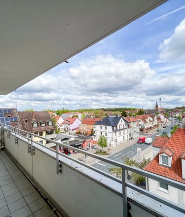 Großer Balkon mit Weitblick über die Dächer der Innenstadt von Stein.