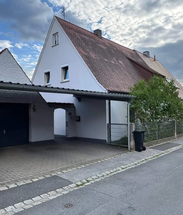 Doppelhaushälfte mit Carport und Einfahrt in einem Wohngebiet in Fürth-Stadeln.