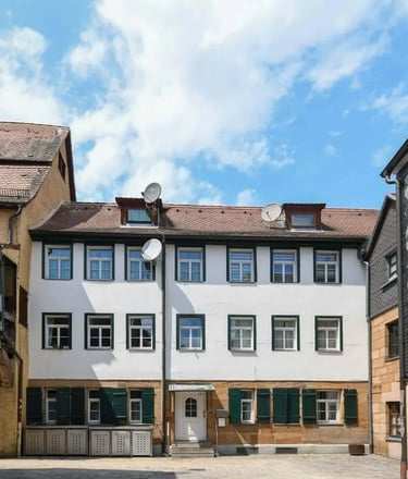 Historischer Innenhof mit gepflegtem Mehrfamilienhaus in der Fürther Altstadt – traditionelle Fassaden und ruhige Wohnlage.