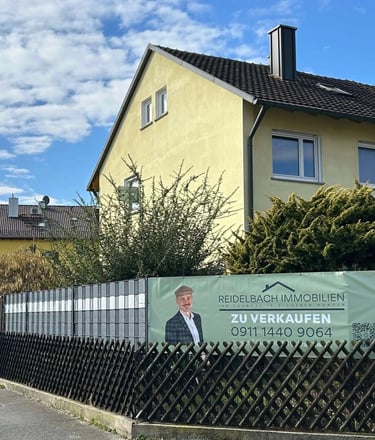 Verkaufsschild von Reidelbach Immobilien in Fürth-Stadeln – Ihr regionaler Partner für den erfolgreichen Immobilienverkauf