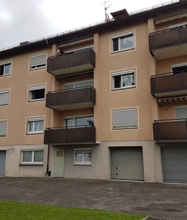 Mehrfamilienhaus in Fürth – Außenansicht einer gepflegten Wohnanlage, vermarktet durch Reidelbach Immobilien.