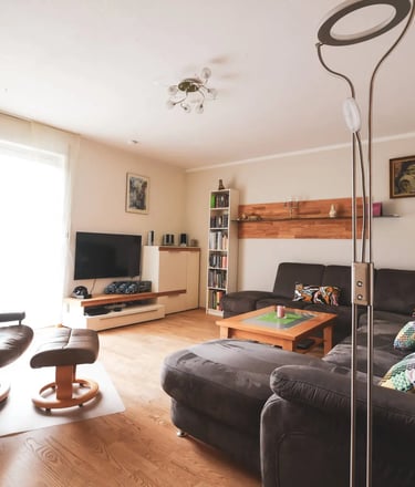 Helles Wohnzimmer einer Wohnimmobilie in Fürth-Hardhöhe – Beispiel für hochwertige Objektpräsentation - Reidelbach Immobilien