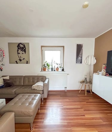 Wohnzimmer mit großer Bücherwand und moderner Einrichtung in Großgründlach.