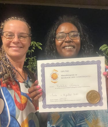 caroline avec son élève tout juste diplômée du massage des 5 continents
