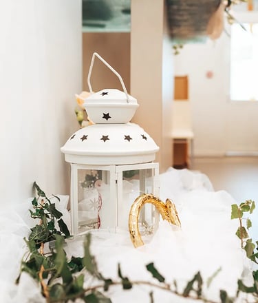 Détail d'une belle lanterne décorative posée près de l'autel durant un mariage religieux.