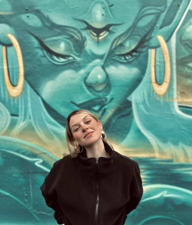 Ona Salvador, ilustradora y muralista creando arte urbano