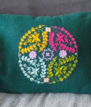 Coussin bleu canard brodé de fleurs jaunes vertes bleues roses violettes kit Pensées Colorées