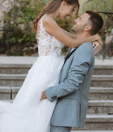 Hochzeitsfotograf Coburg: Bräutigam hebt seine Braut liebevoll auf einer Treppe hoch.
