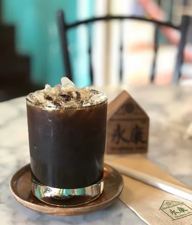 กาแฟสดอเมริกาโน่เย็น ดื่มด่ำรสชาติเข้มข้นในตึกเก่า 100 ปี ยงคังคาเฟ่