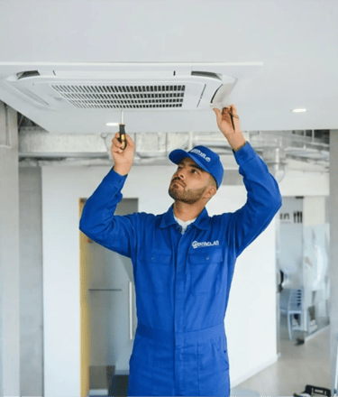 Técnico da Central Ar Condicionado faz instalação e manutenção em ar condicionado cassete. Serviço profissional.