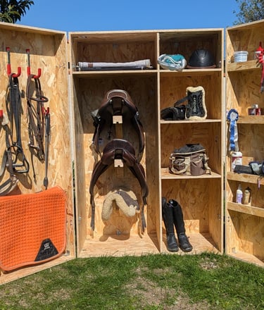 Armoire de sellerie Hunter pleine en OSB avec étagères et portes coffrées