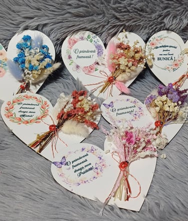 Mărțișoare tip magnet de frigider, realizate din lemn, cu mesaje speciale și decorate cu flori natu