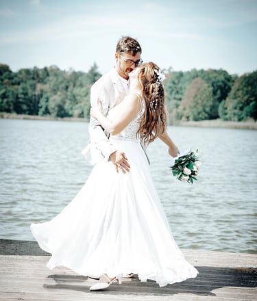 Braut und Bräutigam tanzen auf einem Steg am Möhnesee – romantischer Moment bei einer Sommerhochzeit.