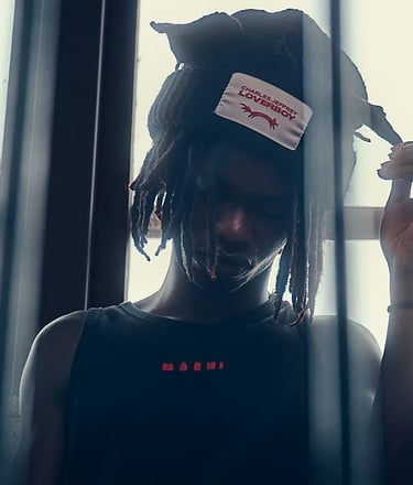 Portrait d'un homme portant un bonnet Charles Jeffrey Loverboy et un débardeur Marni à Perpignan 66