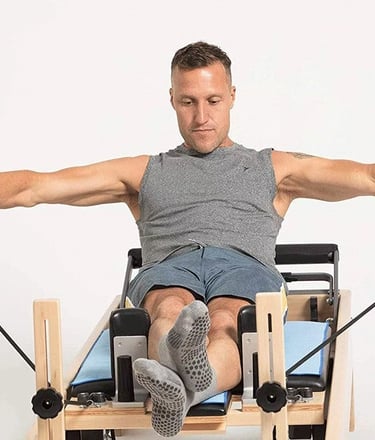 Hombre con toalla pilates antideslizantes azul 