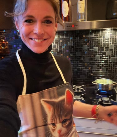 vrouw met brede glimlach tijdens het koken