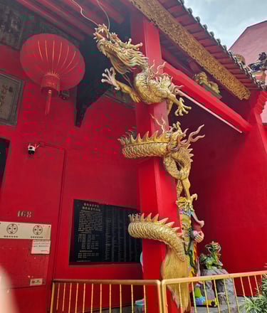 Drachen am Chinesischer Tempel in Chinatown
