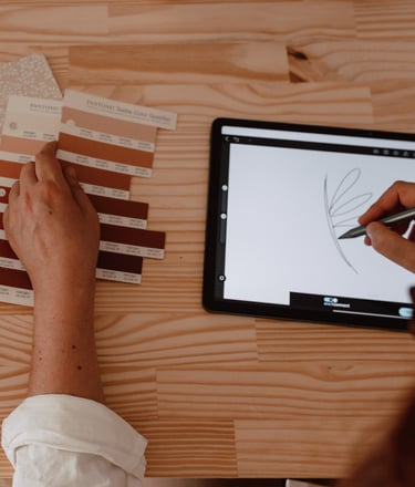 photo vue plongeante, une illustratrice en train de dessiner, une tablette, des gamme couleur marron