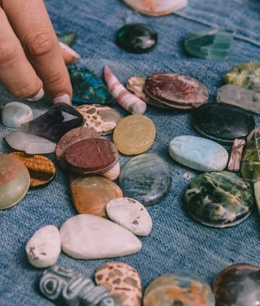 varios tipos de piedras preciosas sobre un fondo de mesclilla