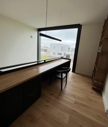  un escritorio con un escritorio con ventana y una silla