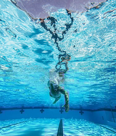 Federado del club valenciano de natación compitiendo en natación