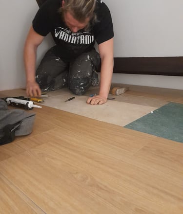 Pose de sol stratifié avec sous-couche isolante et finitions de découpe manuelle