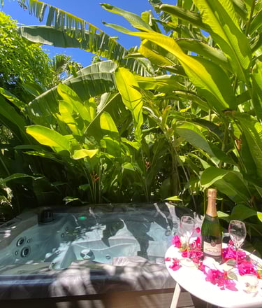 Spa privatif dans un jardin tropical