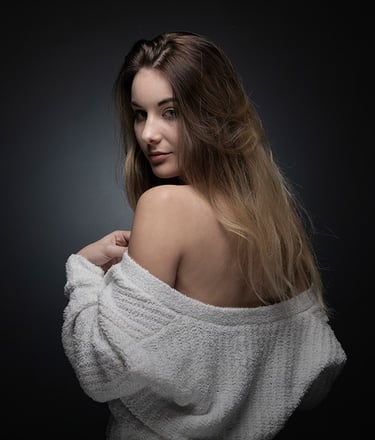 Fashionportrait einer Frau im Off-Shoulder-Pullover – elegantes Fashion-Shooting im Fotostudio Chur
