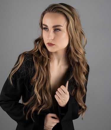 Elegantes Fashion-Portrait einer Frau in schwarzem Blazer – Fashion-Shooting im Fotostudio Chur von wowart