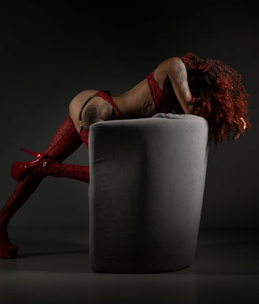 Künstlerische Akt-Fotografie mit roter Dessous und stilvollem Licht im Fotostudio Chur – sinnliches Portrait