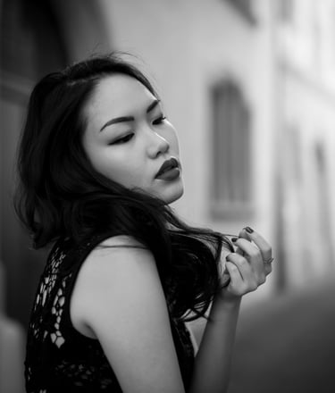 Natürliches Outdoor-Portrait in der Churer Altstadt, schwarz-weiss, entspannte Stimmung – Fotograf Chur
