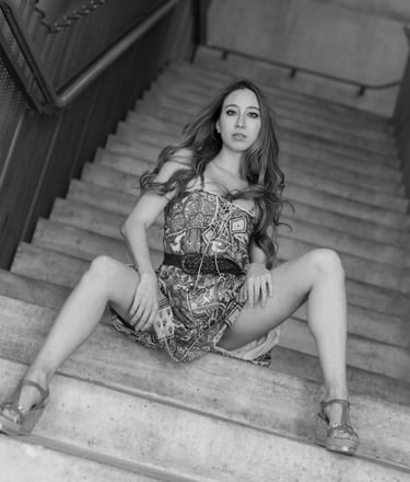 Outdoor-Portrait in schwarz-weiss auf urbaner Treppe – natürliches Fotoshooting mit wowart Chur