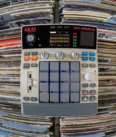 Akai MPC Sample portátil com pads para produção musical