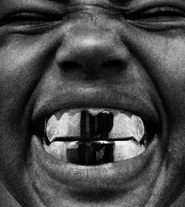 Kanye West em clipe Father com estética religiosa e simbólica