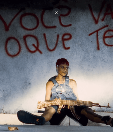 Oruam em estética urbana com destaque para lançamento Tiro de Amor