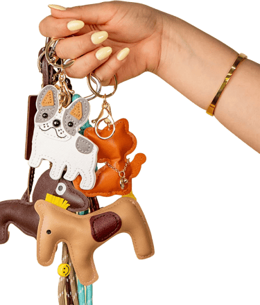 Mano sosteniendo llaveros hechos a mano