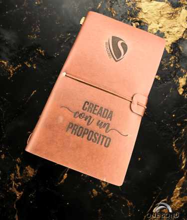 Agenda premium grabada en láser, diseñada para inspirar y acompañar cada día. Fabricada en cuero sintético de alta calidad, e