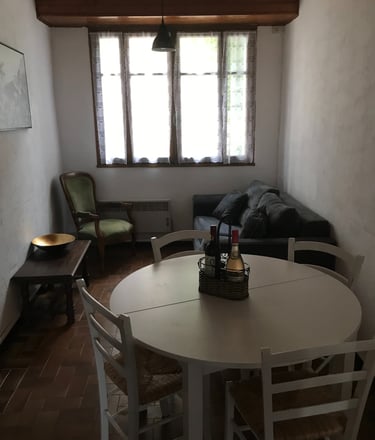 Salle à manger rustique à Quillan avec table ronde blanche et chaises en bois