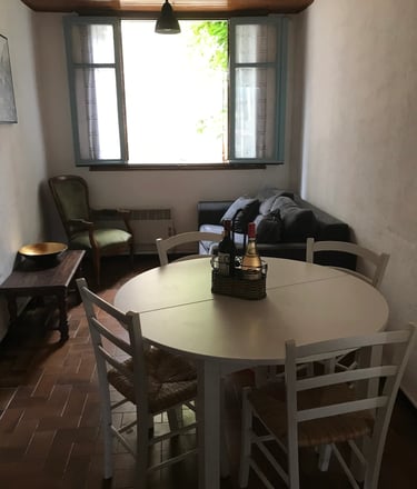 Espace repas avec table ronde dans une location de vacances à Quillan