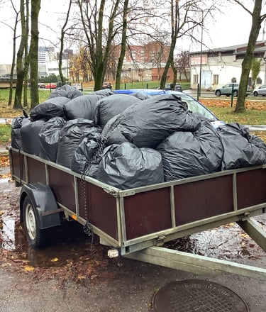 Išvežami lapai maišuose utilizavimui