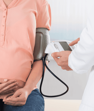 Mujer en embarazo realiza una consulta médica para realizar sus primero chequeos de su embarazo. 