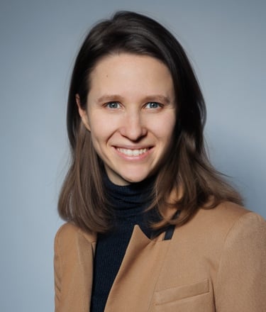 portrait d'Anne Migault, avocate au Barreau de Paris en droit public
