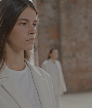 GORIGO creatividad publicitaria grupo de amigos vestidos de blanco bailando