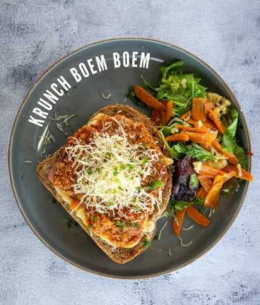 Krunch Boem Boem: gegratineerde croque met gesmolten kaas en frisse salade bij Krunch Gent
