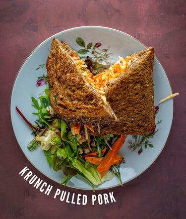 Krunch Pulled Pork: warme sandwich met gepulled varkensvlees en salade — lunch in Gent