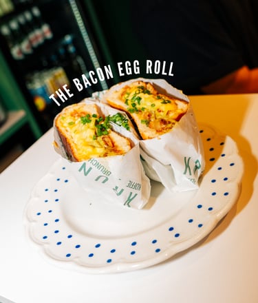  The Bacon Egg Roll van Krunch: knapperig broodje met ei en spek — brunch in Gent