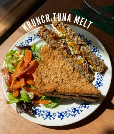 Krunch Tuna Melt: warme tonijnsandwich met gesmolten kaas en salade — lunch in Gent